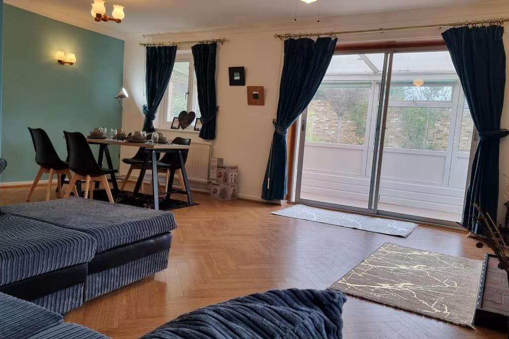 Spacious 2 Bed Bungalow Enfield Exterior foto