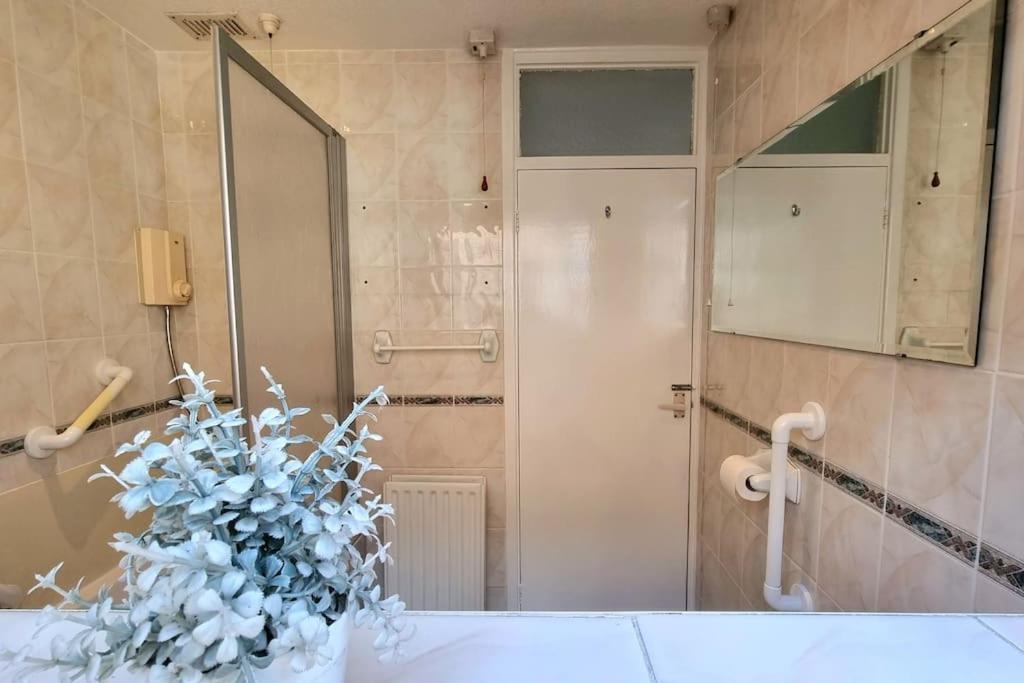Spacious 2 Bed Bungalow Enfield Exterior foto